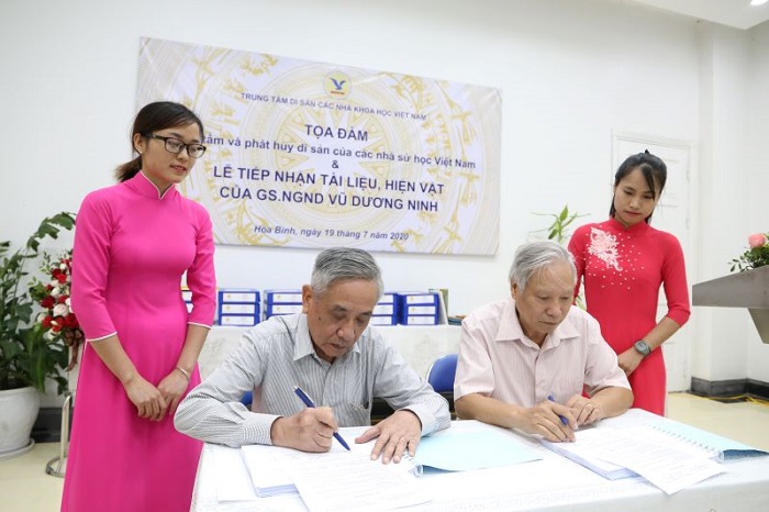 GS.NGND Vũ Dương Ninh trao tặng gần 700 tài liệu cho Trung tâm Di sản các nhà khoa học Việt Nam