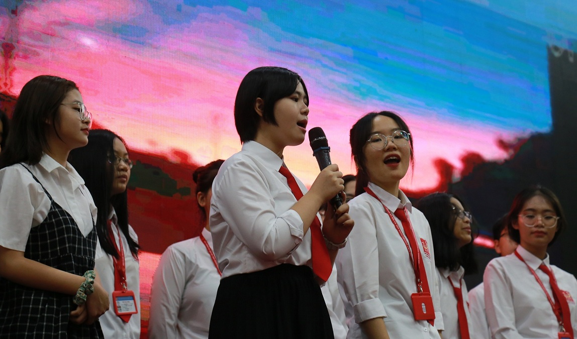 {Chùm ảnh}: Học sinh THPT Chuyên KHXH&NV vào năm học mới