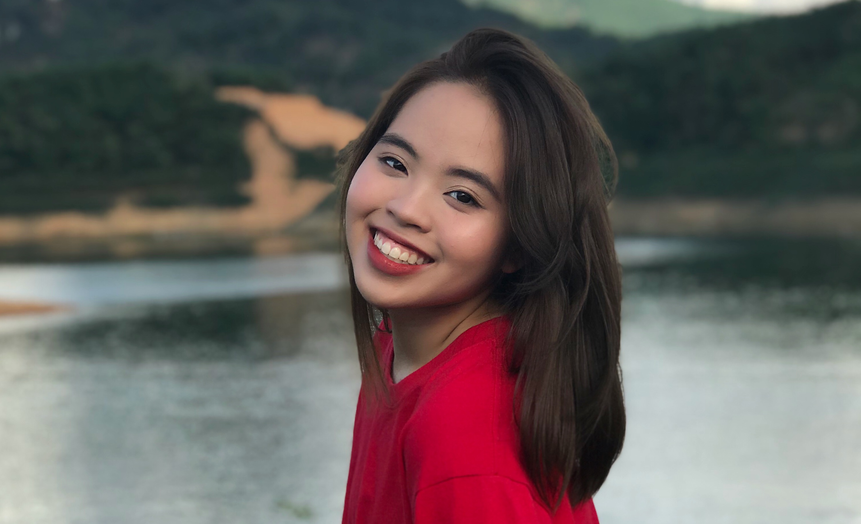 Sinh viên ngành PR Nguyễn Hà Châu Giang: Mơ ước nâng cao vị thế quê hương