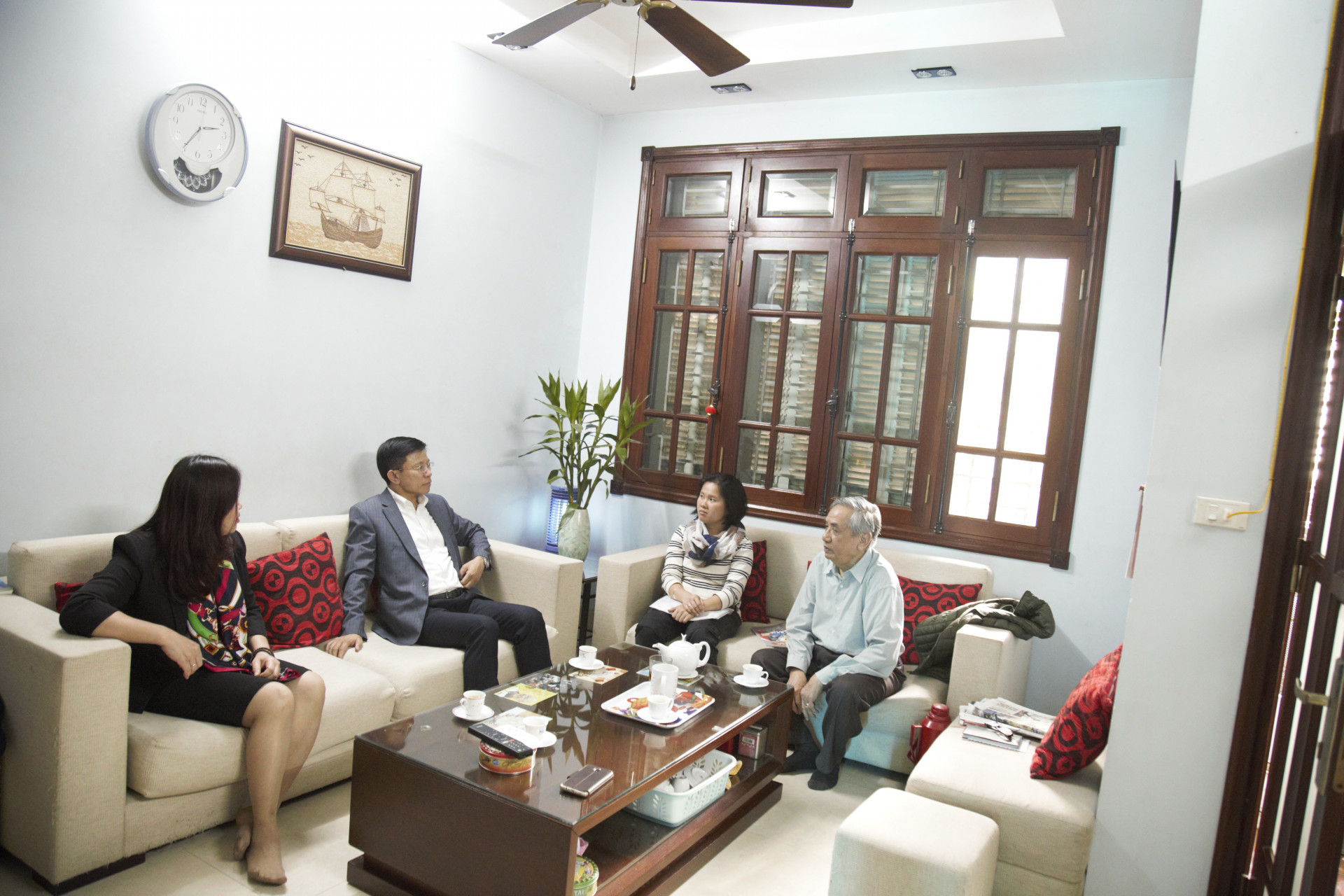 Phó Hiệu trưởng Hoàng Anh Tuấn thăm hỏi GS.NGND Vũ Dương Ninh 