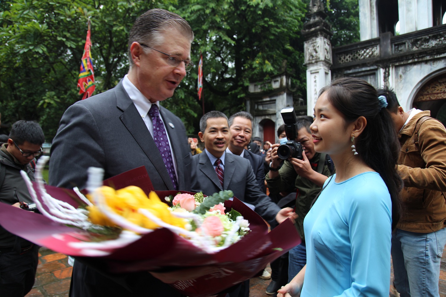 Đại sứ Mỹ nhận bó hoa tươi thắm từ bạn Nguyễn Mỹ Diệu (Chuyên ban Quan hệ quốc tế - Khoa Quốc tế học)