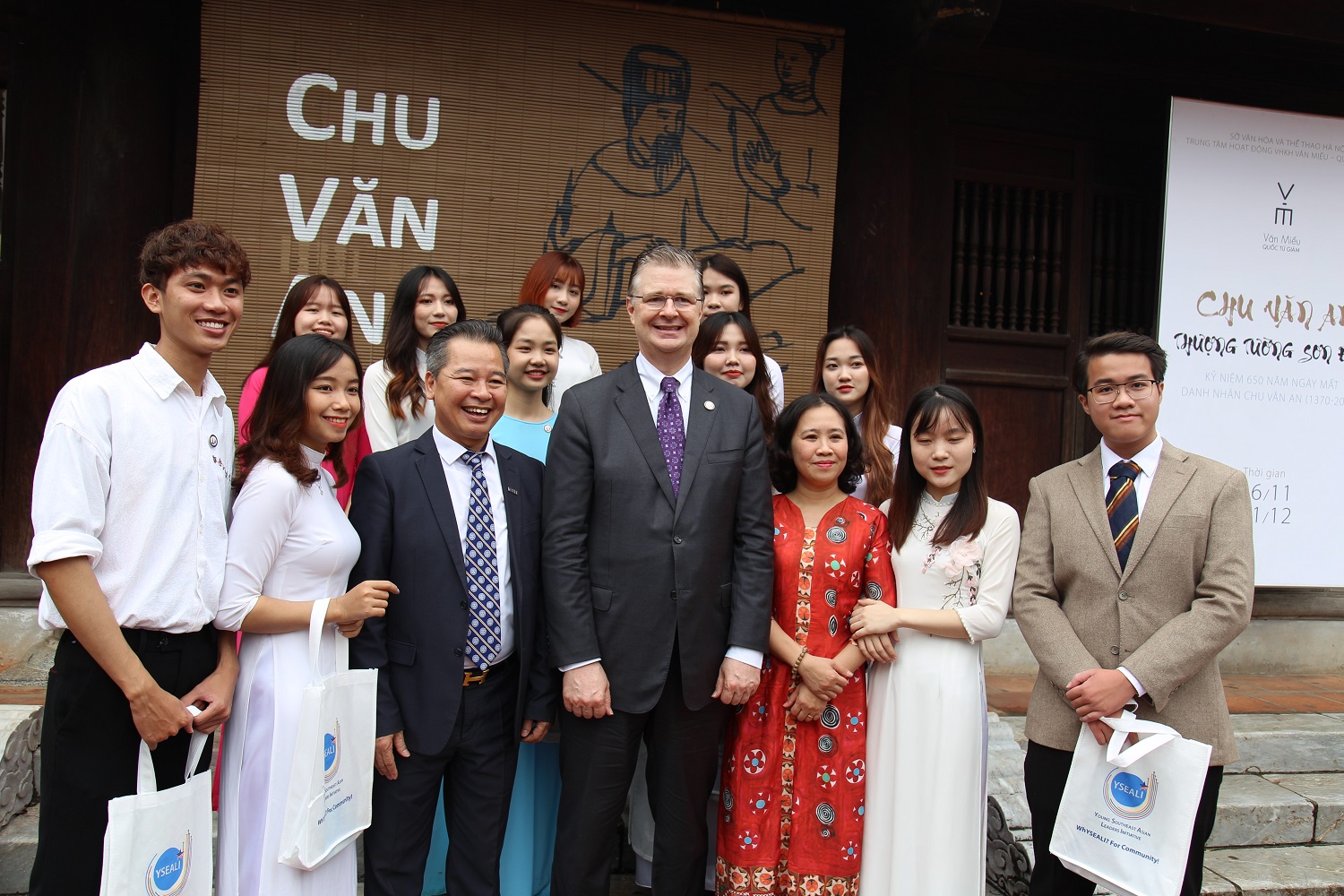 Đại sứ Mỹ chụp ảnh lưu niệm cùng GS.TS Phạm Quang Minh và các bạn sinh viên