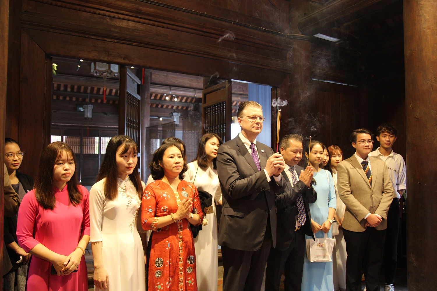 Các bạn sinh viên dâng hương cùng Đại sứ tỏ lòng kính trọng đến nhà giáo, danh nhân văn hóa Chu Văn An