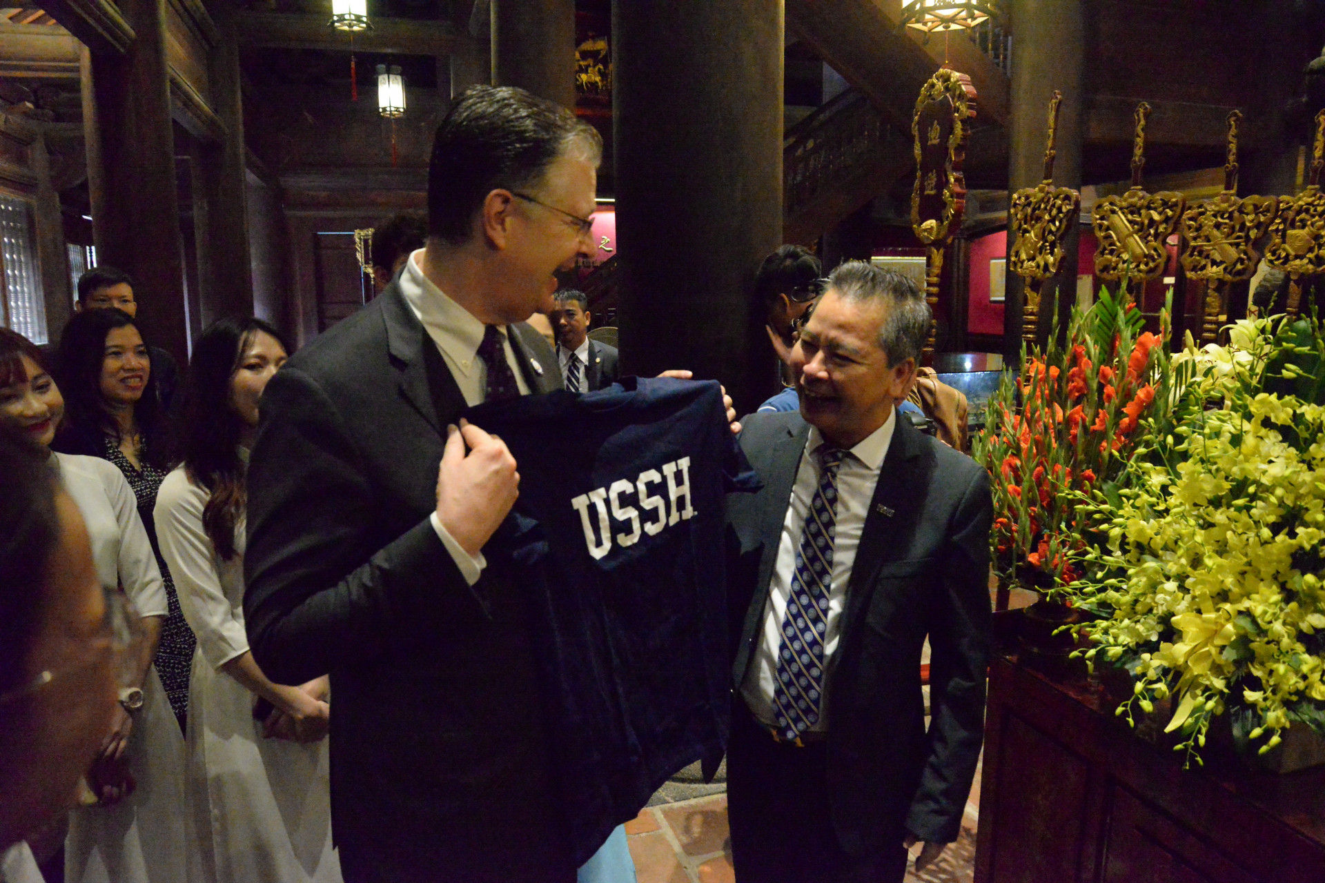 GS.TS Phạm Quang Minh tặng áo phông cho Đại sứ Mỹ