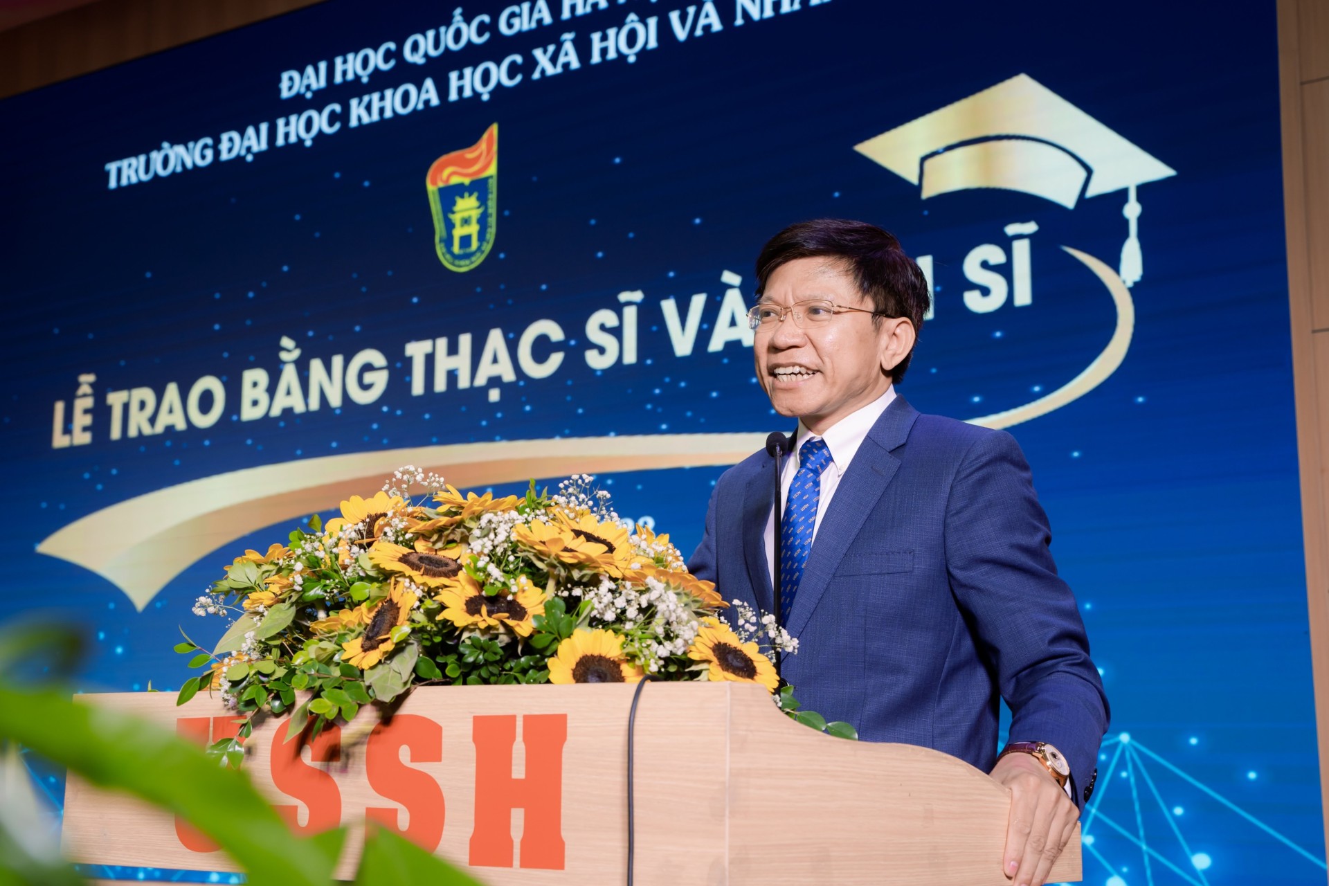 Ảnh Hieu truong Hoang Anh Tuan phat bieu trong trao bang TS, ThS nam 2023