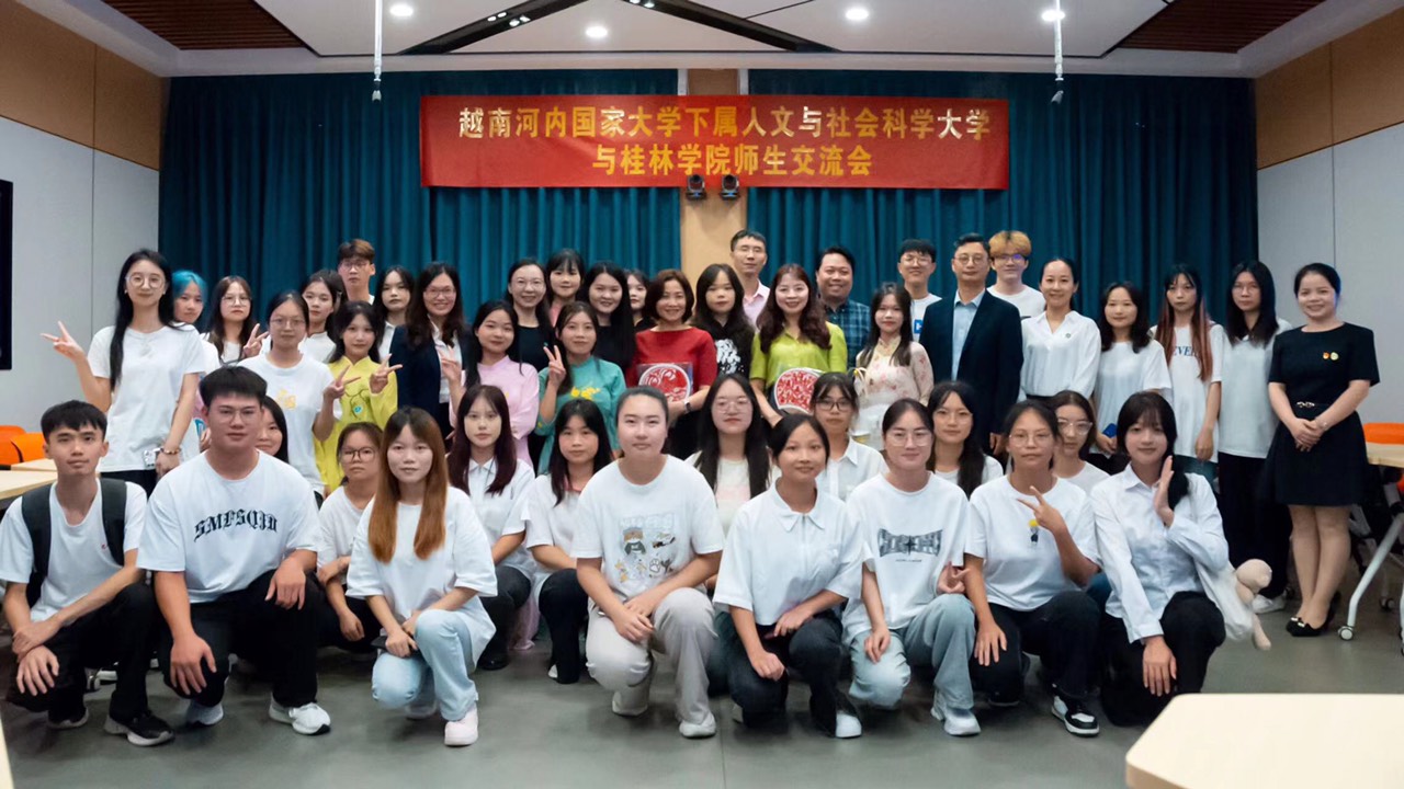 Lớp sinh viên Trung Quốc, chuyên ngành tiếng Việt chào đón đoàn đại biểu của Nhà trường