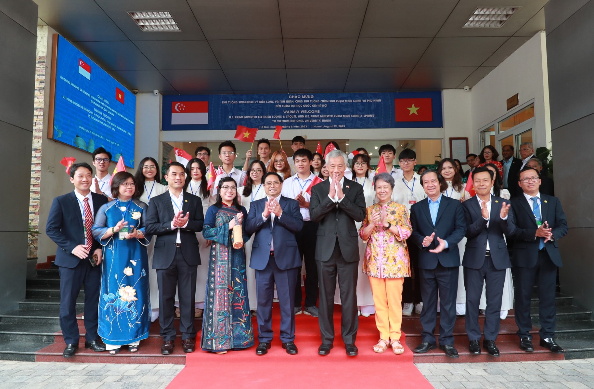 The Prime Ministers of Vietnam - Singapore inspire students to strive ...