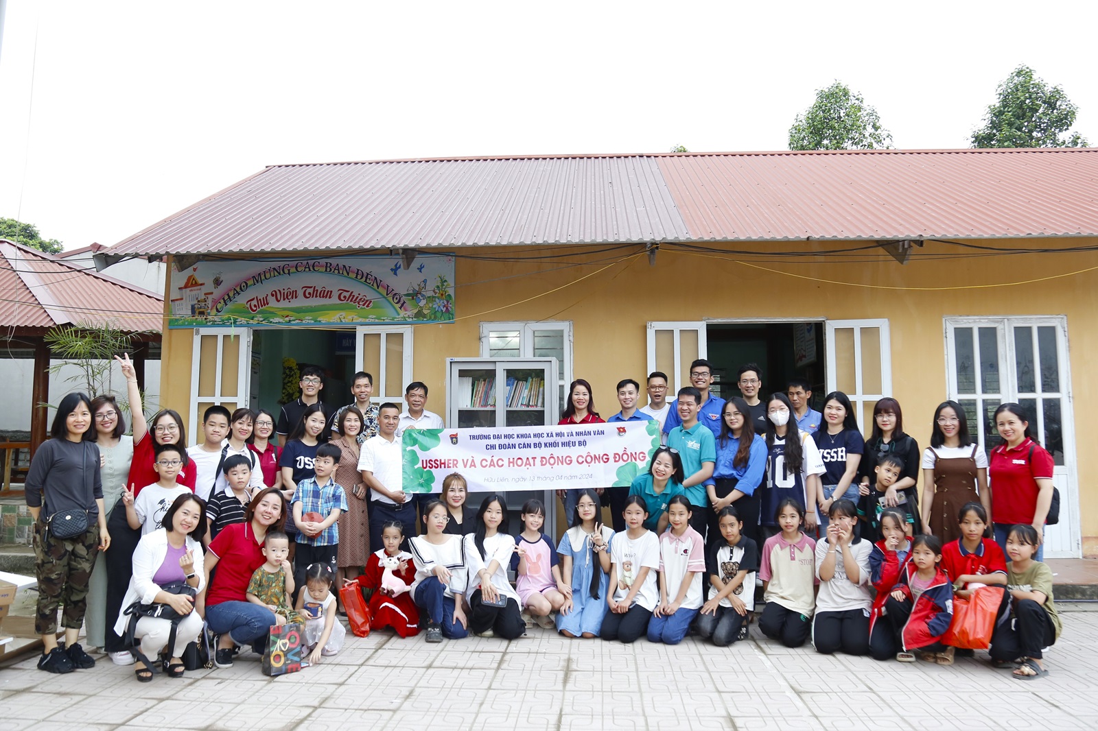 Tủ sách Nhân văn: Trao gửi tấm lòng nhân ái tới các em học sinh vùng cao Lạng Sơn