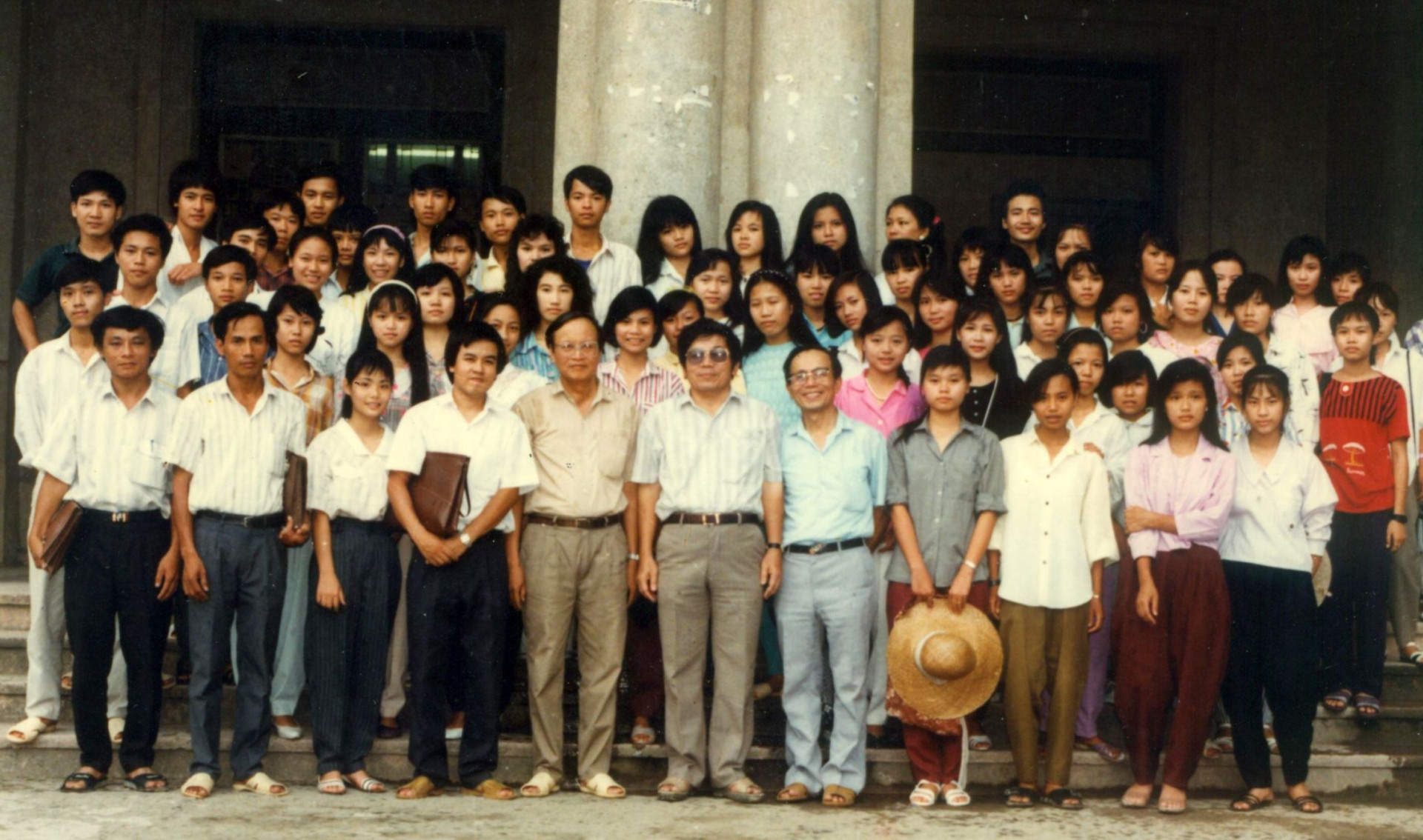sinh vien khoa 1 k36 di thuc te 2275x1343