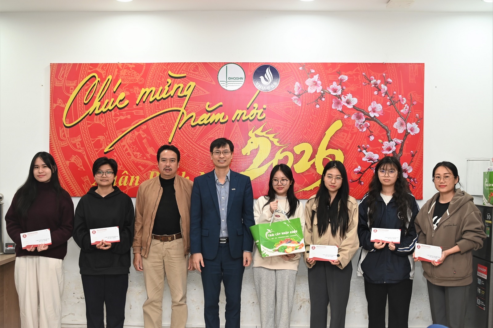 Chương trình Chúc Tết, tặng quà sinh viên nội trú: Trường Đại học Khoa học Xã hội và Nhân văn  đồng hành chăm lo đời sống sinh viên