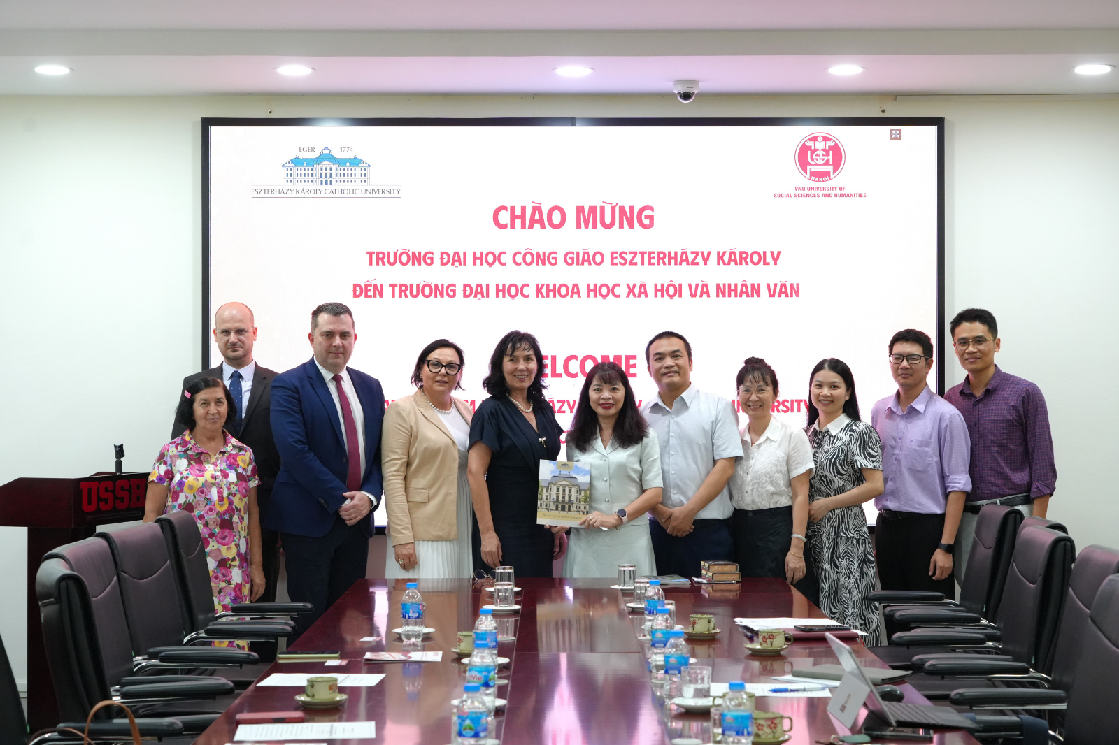 Trường ĐH KHXH&NV tiếp đón và làm việc với Trường Đại học Công giáo Eszterházy Károly (Hungary)