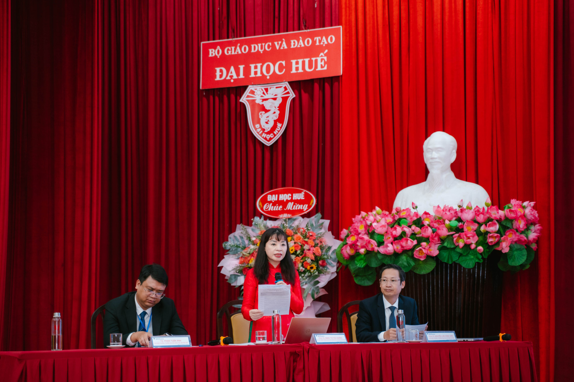 Phó hiệu trưởng Đặng Thị Thu Hương phát biểu tại hội thảo