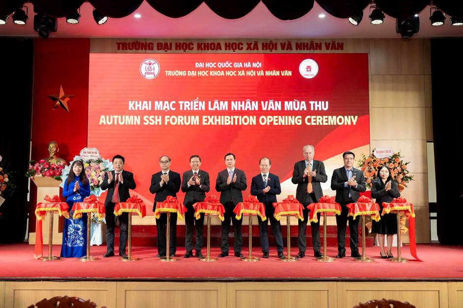 Các đại biểu cắt băng khai mạc triển lãm Nhân văn mùa thu