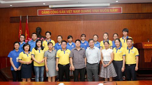 Phó Hiệu trưởng Phạm Quang Minh đi thăm và động viên mô hình sinh viên tình nguyện chuyên môn