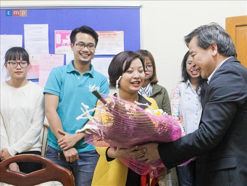 Hiệu trưởng Phạm Quang Minh thăm, tặng hoa và chúc mừng Hội sinh viên Trường