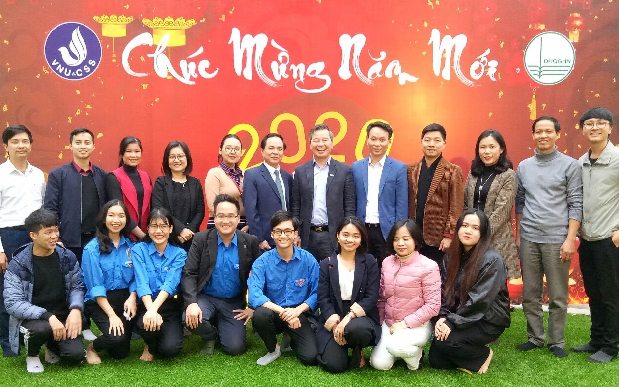 GS. Hiệu trưởng Phạm Quang Minh thăm và chúc tết sinh viên KTX Mễ Trì