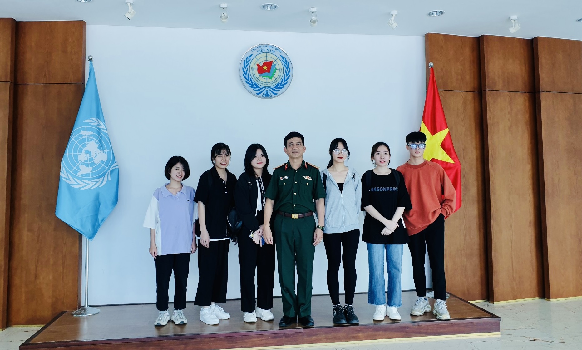 Sinh viên ngành Quốc tế học thăm Cục Gìn giữ Hoà bình Việt Nam
