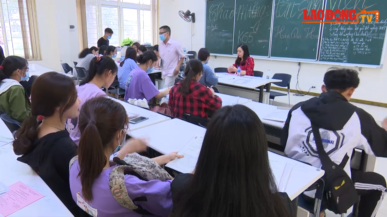 [Video] Hàng trăm tân sinh viên USSH làm thủ tục nhập học