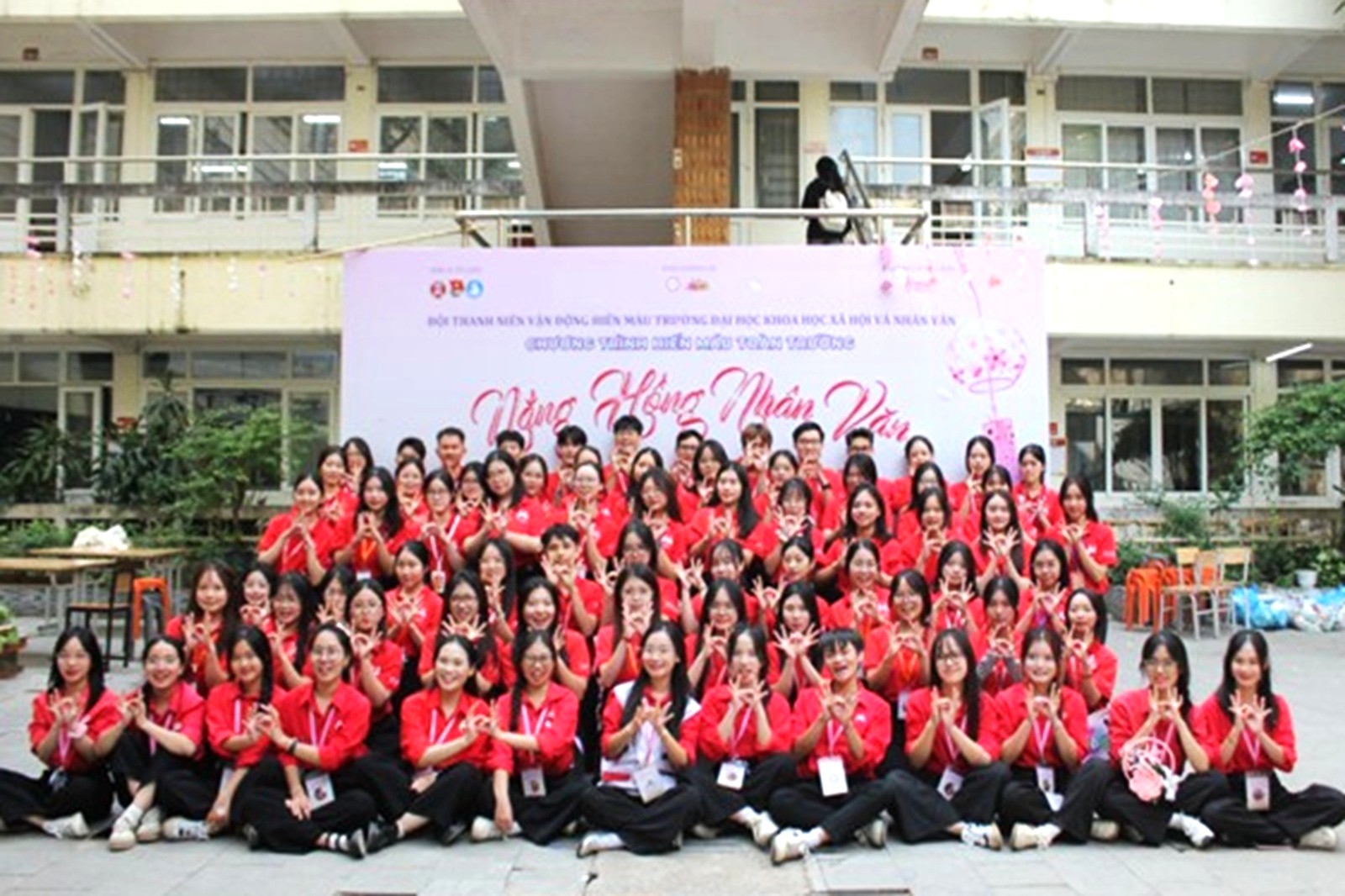 Nắng hồng Nhân Văn XX: Gọi 20 mùa nắng về - Lan tỏa triệu yêu thương